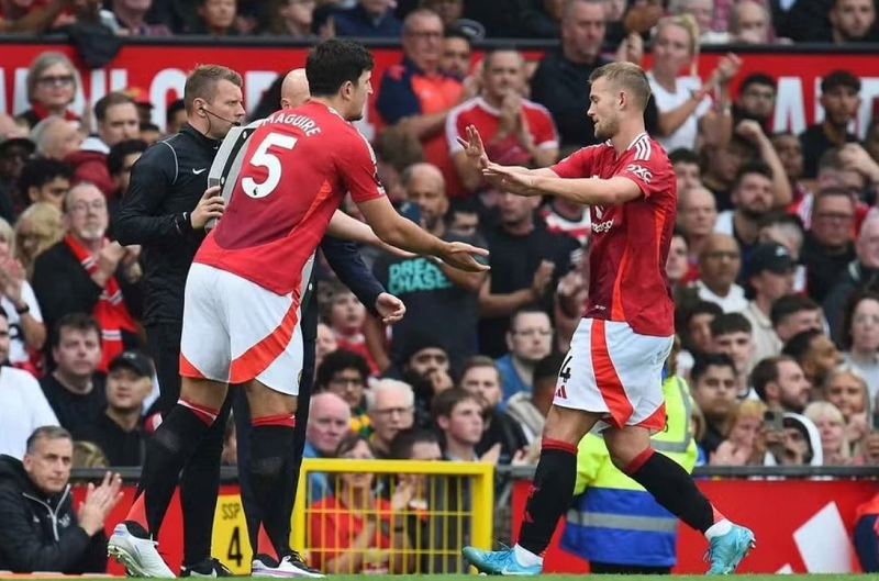 De Ligt tỏa sáng, tự tin gồng gánh hàng thủ MU